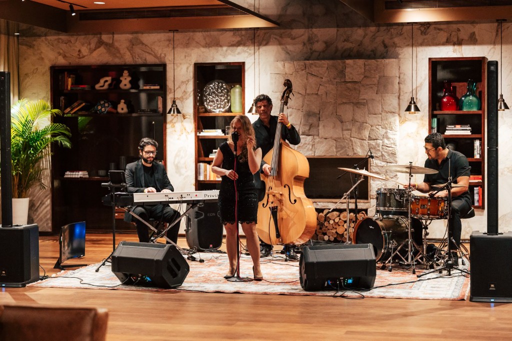 Banda TMGT em apresentação: voz, teclado, contrabaixo e bateria